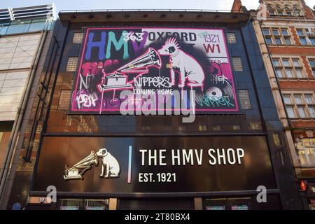 Londra, Regno Unito. 17 novembre 2023. Vista generale del negozio di intrattenimento HMV mentre torna alla sua sede principale al 363 di Oxford Street. Il negozio ha chiuso nel 2019 dopo quasi 100 anni a causa di problemi finanziari ed è ora previsto per riaprire il 24 novembre. (Foto di Vuk Valcic/SOPA Images/Sipa USA) credito: SIPA USA/Alamy Live News Foto Stock