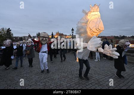 Praga, Repubblica Ceca. 17 novembre 2023. Sfilata di Carnevale il Velvet Festival è andato da Maltezske namesti passando per il Ponte Carlo al Campus Hybernska di Praga, Repubblica Ceca, il 17 novembre 2023, in occasione della celebrazione della giornata della lotta per la libertà e la democrazia, per commemorare gli eventi del 17 novembre 1989 e l'anniversario della Rivoluzione di velluto. Credito: Vit Simanek/CTK Photo/Alamy Live News Foto Stock