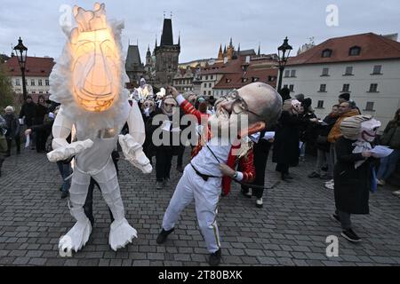 Praga, Repubblica Ceca. 17 novembre 2023. Sfilata di Carnevale il Velvet Festival è andato da Maltezske namesti passando per il Ponte Carlo al Campus Hybernska di Praga, Repubblica Ceca, il 17 novembre 2023, in occasione della celebrazione della giornata della lotta per la libertà e la democrazia, per commemorare gli eventi del 17 novembre 1989 e l'anniversario della Rivoluzione di velluto. Credito: Vit Simanek/CTK Photo/Alamy Live News Foto Stock