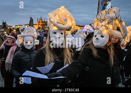 Praga, Repubblica Ceca. 17 novembre 2023. Sfilata di Carnevale il Velvet Festival è andato da Maltezske namesti passando per il Ponte Carlo al Campus Hybernska di Praga, Repubblica Ceca, il 17 novembre 2023, in occasione della celebrazione della giornata della lotta per la libertà e la democrazia, per commemorare gli eventi del 17 novembre 1989 e l'anniversario della Rivoluzione di velluto. Credito: Vit Simanek/CTK Photo/Alamy Live News Foto Stock
