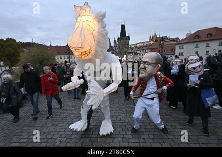 Praga, Repubblica Ceca. 17 novembre 2023. Sfilata di Carnevale il Velvet Festival è andato da Maltezske namesti passando per il Ponte Carlo al Campus Hybernska di Praga, Repubblica Ceca, il 17 novembre 2023, in occasione della celebrazione della giornata della lotta per la libertà e la democrazia, per commemorare gli eventi del 17 novembre 1989 e l'anniversario della Rivoluzione di velluto. Credito: Vit Simanek/CTK Photo/Alamy Live News Foto Stock