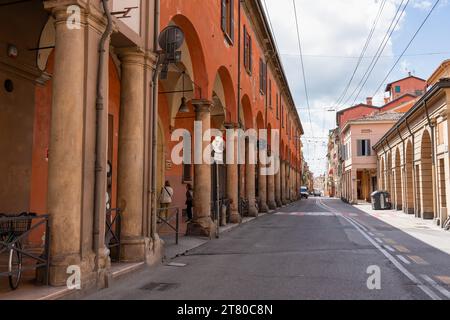 treno stradale turistico in un tratto intermedio nel traffico Foto Stock