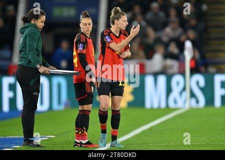 Leicester, Regno Unito. 27 ottobre 2023. 4° ufficiale Ifeoma Kulmala della Finlandia, Jassina Blom (14) del Belgio e Yana Daniels (13) del Belgio raffigurati durante una partita di calcio tra la nazionale femminile inglese, denominata Lionesses e Belgio, convocato i Red Flames nella terza giornata della UEFA Women's Nations League 2023-24 nel gruppo A1, venerdì 27 ottobre 2023 a Leicester, in Inghilterra. Foto Stijn Audooren | Credit: Sportpix/Alamy Live News Foto Stock