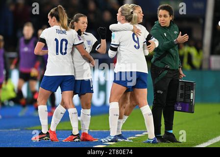 Leicester, Regno Unito. 27 ottobre 2023. Ella Toone (10) d'Inghilterra, Fran Kirby (14) d'Inghilterra, Alessia Russo (9) d'Inghilterra, Rachel Daly (19) d'Inghilterra e la quarta ufficiale Ifeoma Kulmala della Finlandia raffigurata durante una partita di calcio tra la nazionale femminile inglese, chiamata Lionesses e Belgio, convocato i Red Flames nella terza giornata della UEFA Women's Nations League 2023-24 nel gruppo A1, venerdì 27 ottobre 2023 a Leicester, in Inghilterra. Foto Stijn Audooren | Credit: Sportpix/Alamy Live News Foto Stock