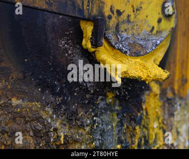 Vernice gialla che trasuda con colori misti astratti Foto Stock