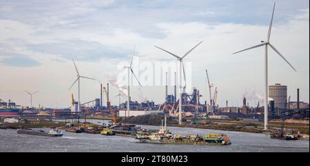 Turbine eoliche in un porto industriale con chiatte ormeggiate, impianti di produzione, sul fiume Amstel che porta ad Amsterdam Foto Stock