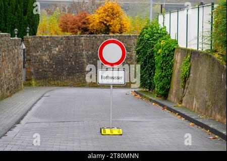 Un cartello stradale che proibisce l'ingresso a tutti i veicoli si trova nel mezzo di una strada, segnalando l'eventuale presenza di allagamenti o di acqua alta. Foto Stock