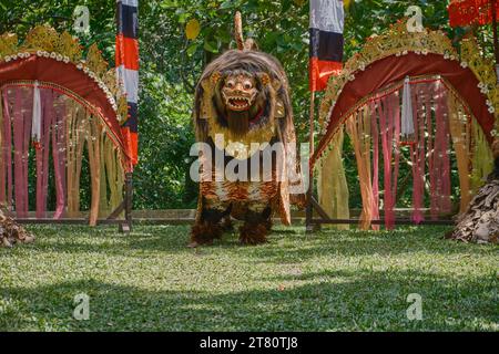 La storia dello spettacolo balinese di Lubdaka nella foresta delle scimmie di Ubud, Bali, Indonesia Foto Stock