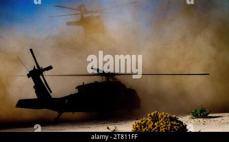 Gli elicotteri Blackhawk dell'esercito degli Stati Uniti sollevano nuvole di sabbia e polvere mentre eseguono manovre nel deserto della California vicino a Fort Irwin. Foto Stock