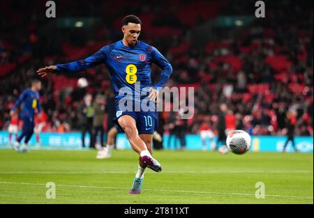 L'inglese Trent Alexander-Arnold si sta riscaldando prima della partita del gruppo C di qualificazione a Euro 2024 allo stadio Wembley di Londra. Data immagine: Venerdì 17 novembre 2023. Foto Stock