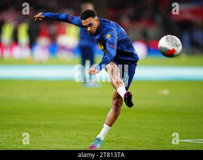 L'inglese Trent Alexander-Arnold si sta riscaldando prima della partita del gruppo C di qualificazione a Euro 2024 allo stadio Wembley di Londra. Data immagine: Venerdì 17 novembre 2023. Foto Stock