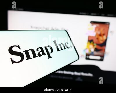 Cellulare con logo della società americana di social media Snap Inc. Davanti al sito Web aziendale. Mettere a fuoco sul lato sinistro del display del telefono. Foto Stock