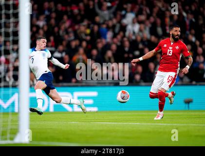 Enrico Pepe (a destra) di Malta segna un proprio gol durante la partita del girone C di qualificazione a Euro 2024 al Wembley Stadium di Londra. Data immagine: Venerdì 17 novembre 2023. Foto Stock