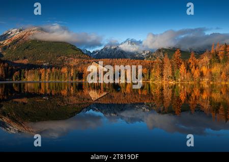 Lago Strbske, Slovacchia - Vista panoramica dell'iconico lago Strbske (Štrbské Pleso) in un soleggiato pomeriggio autunnale con alti Tatra e Tatra Towe Foto Stock