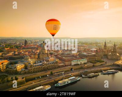 Luftbild Historische Altstadt mit Sehenswürdigkeiten, Frauenkirche, Brühlsche Terrasse, Terrassenufer, Elba, Dampfschiffe. Heißluftballonstart. Dresda Sachsen Deutschland *** Vista aerea storica città vecchia con attrazioni turistiche, Frauenkirche, Brühls Terrace, Terrassenufer, Elba, battelli a vapore mongolfiera lancio Dresda Sassonia Germania Dresden23 00643 credito: Imago/Alamy Live News Foto Stock