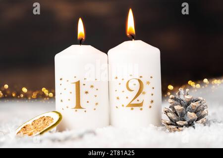 Augusta, Baviera, Germania - 17 novembre 2023: Secondo Avvento candele bianche in fiamme la seconda domenica dell'Avvento nella neve e nella decorazione invernale *** Avvento Zweiter weiße Kerzen brennen am 2. Adventssonntag in Schnee und Winter Dekoration Credit: Imago/Alamy Live News Foto Stock