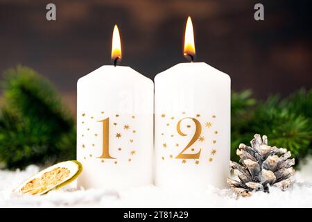 Augusta, Baviera, Germania - 17 novembre 2023: Secondo Avvento candele bianche in fiamme la seconda domenica dell'Avvento nella neve e nella decorazione invernale *** Avvento Zweiter weiße Kerzen brennen am 2. Adventssonntag in Schnee und Winter Dekoration Credit: Imago/Alamy Live News Foto Stock