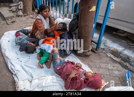 Famiglia senzatetto per le strade di Calcutta, India Foto Stock