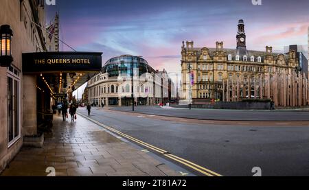CITY SQUARE, LEEDS, REGNO UNITO - 14 NOVEMBRE 2023. Panorama paesaggistico di edifici storici, tra cui il Queens Hotel nella nuova zona pedonale di C Foto Stock
