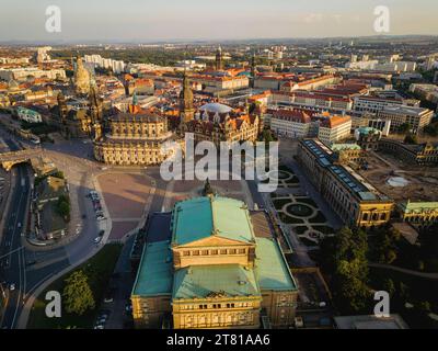 Luftbild Luftaufnahme historische Altstadt mit Semperoper, Hofkirche und Residenzschloss am Theaterplatz. Dresda Sachsen Deutschland *** Vista aerea storica città vecchia con Semperoper, Hofkirche e Residenzschloss a Theaterplatz Dresda Sassonia Germania Dresden23 00674 credito: Imago/Alamy Live News Foto Stock