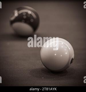 Impressionante composizione di un tavolo da biliardo, che mostra il fascino e la strategia del gioco in piscina. Immagine in bianco e nero Foto Stock