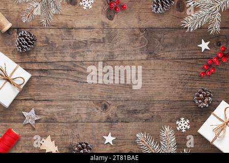 Banco di Natale con decorazioni natalizie, rami d'albero, regali e spazio per le copie. Sfondo in legno con atmosfera da vacanza Foto Stock