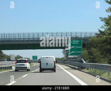 Autostrade italiane con indicazioni stradali per raggiungere alcune località del nord Italia Foto Stock