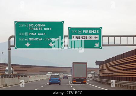 Indicazione stradale con l'incrocio per raggiungere le città italiane Bologna Firenze e Genova sull'autostrada Foto Stock