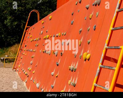 Parete per arrampicata nel Queen Elizabeth Olympic Park, Stratford, Londra, Regno Unito. Foto Stock