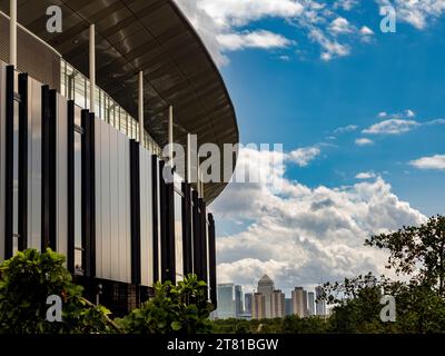 Esterno del London Stadium che guarda a sud verso gli iconici grattacieli di Canary Wharf. Londra. REGNO UNITO Foto Stock