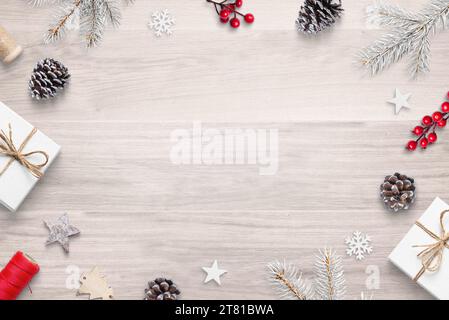 Vista dall'alto composizione di Natale su un tavolo in legno con decorazioni natalizie, con spazio copia al centro Foto Stock