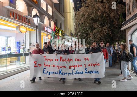 Demonstranten ziehen zum Gedenken an den fuenfzigsten Jahrestag des blutig niedergeschlagenen Studentenaufstands vom 17. Novembre 1973 gegen die damalige Diktatur durch die Strassen der Innenstadt von Chalkida auf der Insel Euboea. IM Demonstrationszug befinden sich zahlreiche Demonstranten mit pro-palaestinensischen Parolen und Flaggen Palaestinas. A Chalkida AM 17. Novembre 2023. GRECIA - CHALKIDA - RALLY Credit: Imago/Alamy Live News Foto Stock