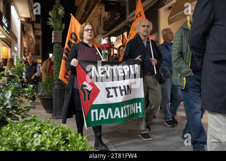 Demonstranten ziehen zum Gedenken an den fuenfzigsten Jahrestag des blutig niedergeschlagenen Studentenaufstands vom 17. Novembre 1973 gegen die damalige Diktatur durch die Strassen der Innenstadt von Chalkida auf der Insel Euboea. IM Demonstrationszug befinden sich zahlreiche Demonstranten mit pro-palaestinensischen Parolen und Flaggen Palaestinas. A Chalkida AM 17. Novembre 2023. GRECIA - CHALKIDA - RALLY Credit: Imago/Alamy Live News Foto Stock