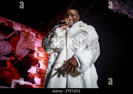 Toronto, Canada. 15 novembre 2023. La cantante senegalese-americana, produttrice discografica e imprenditrice Aliaune Damala Bouga Time Puru Nacka Lu Lu Lu Badara Akon Thiam, conosciuta come AKON, si esibisce durante uno spettacolo tutto esaurito al Rebel di Toronto. (Foto di Angel Marchini/SOPA Images/Sipa USA) credito: SIPA USA/Alamy Live News Foto Stock