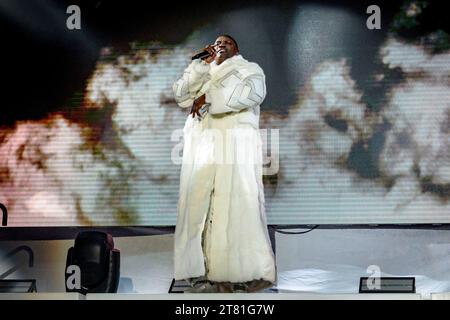 Toronto, Canada. 15 novembre 2023. La cantante senegalese-americana, produttrice discografica e imprenditrice Aliaune Damala Bouga Time Puru Nacka Lu Lu Lu Badara Akon Thiam, conosciuta come AKON, si esibisce durante uno spettacolo tutto esaurito al Rebel di Toronto. (Foto di Angel Marchini/SOPA Images/Sipa USA) credito: SIPA USA/Alamy Live News Foto Stock