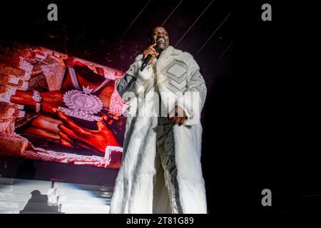 Toronto, Canada. 15 novembre 2023. La cantante senegalese-americana, produttrice discografica e imprenditrice Aliaune Damala Bouga Time Puru Nacka Lu Lu Lu Badara Akon Thiam, conosciuta come AKON, si esibisce durante uno spettacolo tutto esaurito al Rebel di Toronto. (Foto di Angel Marchini/SOPA Images/Sipa USA) credito: SIPA USA/Alamy Live News Foto Stock