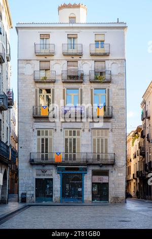 Antiga Casa Bellsolà, bandiera dell'indipendenza catalana, bandiere estelada appese all'esterno, Girona, Catalogna, Spagna Foto Stock