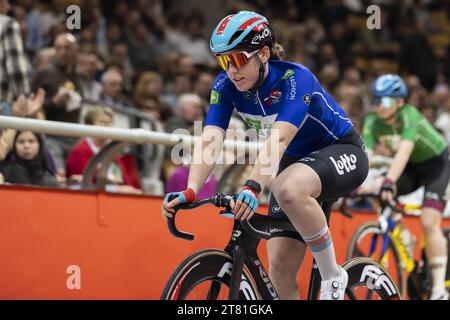 Gent, Belgio. 17 novembre 2023. Il belga Katrijn De Clercq raffigurato in azione durante il quarto giorno della Zesdaagse Vlaanderen-Gent sei giorni di ciclismo su pista al coperto presso l'arena di ciclismo al coperto 't Kuipke, venerdì 17 novembre 2023, a Gent. BELGA PHOTO DAVID PINTENS Credit: Belga News Agency/Alamy Live News Foto Stock