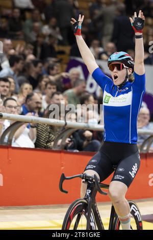 Gent, Belgio. 17 novembre 2023. Il belga Katrijn De Clercq raffigurato in azione durante il quarto giorno della Zesdaagse Vlaanderen-Gent sei giorni di ciclismo su pista al coperto presso l'arena di ciclismo al coperto 't Kuipke, venerdì 17 novembre 2023, a Gent. BELGA PHOTO DAVID PINTENS Credit: Belga News Agency/Alamy Live News Foto Stock