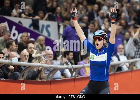 Gent, Belgio. 17 novembre 2023. Belga Katrijn De Clercq nella foto del quarto giorno di Zesdaagse Vlaanderen-Gent sei giorni di ciclismo su pista al coperto presso l'arena di ciclismo al coperto 't Kuipke, venerdì 17 novembre 2023, a Gent. BELGA PHOTO DAVID PINTENS Credit: Belga News Agency/Alamy Live News Foto Stock