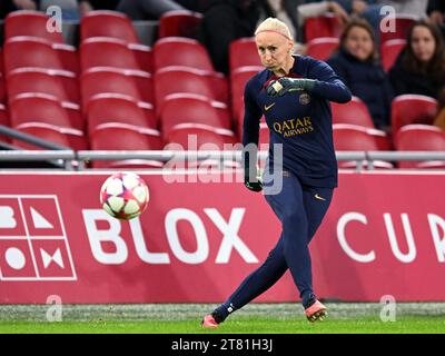 AMSTERDAM - Paris Saint-Germain portiere Katarzyna Kiedzynek durante la partita di UEFA Women's Champions League gruppo C tra l'Ajax Amsterdam e il Paris Saint Germain alla Johan Cruijff Arena il 15 novembre 2023 ad Amsterdam, Paesi Bassi. ANP | Hollandse Hoogte | GERRIT VAN COLOGNE Foto Stock