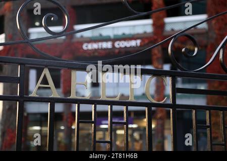 Wimbledon, Regno Unito – 17 novembre 2023: Vista verso il campo centrale di Wimbledon, con le porte dell'All England Lawn Tennis Club in primo piano Foto Stock