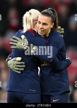 AMSTERDAM - (l-r) Paris Saint-Germain portiere Katarzyna Kiedzynek, Paris Saint-Germain portiere Constance Picaud durante la partita UEFA Women's Champions League gruppo C tra Ajax Amsterdam e Paris Saint Germain alla Johan Cruijff Arena il 15 novembre 2023 ad Amsterdam, Paesi Bassi. ANP | Hollandse Hoogte | GERRIT VAN COLOGNE Foto Stock