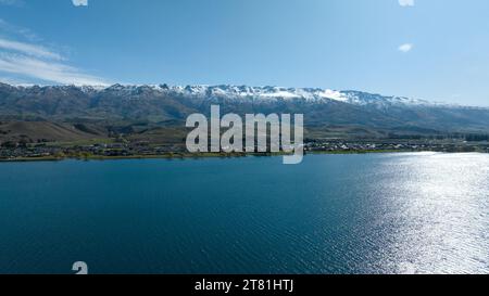 Viste panoramiche aeree del lago Dunstan e della sua costa montuosa nel centro di Otago Foto Stock