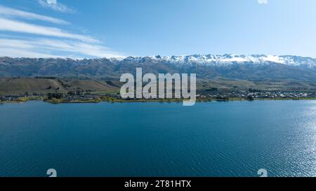 Viste panoramiche aeree del lago Dunstan e della sua costa montuosa nel centro di Otago Foto Stock