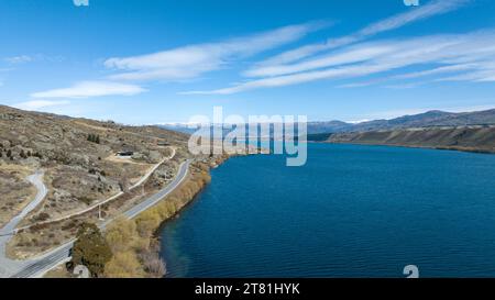 Viste panoramiche aeree del lago Dunstan e della sua costa montuosa nel centro di Otago Foto Stock