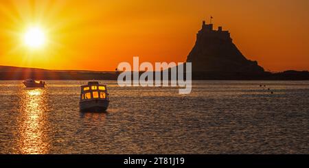 Una vista del castello di Lindisfarne all'alba d'estate guardando di fronte al porto sulla Holy Island di Lindisfarne nel Northumberland, Inghilterra Foto Stock