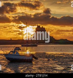 Una vista del castello di Lindisfarne all'alba d'estate guardando di fronte al porto sulla Holy Island di Lindisfarne nel Northumberland, Inghilterra Foto Stock