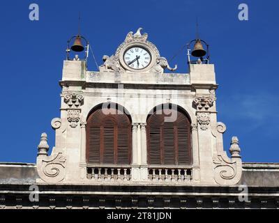 Palazzo Tezzano, palazzo monumentale in Piazza Stesicoro, Catania, Sicilia, Italia, Europa Foto Stock