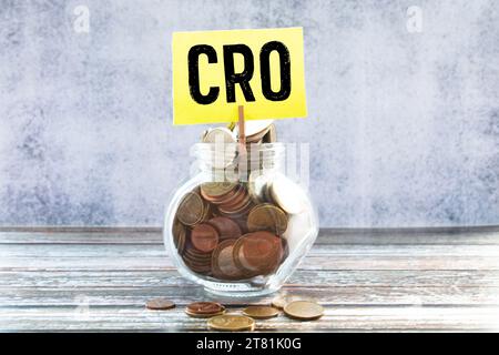 white paper con testo cro su sfondo giallo con cancelleria. Foto Stock